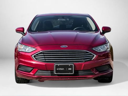 Used 2018 Ford Fusion SE w/ Fusion SE Technology Package image 2