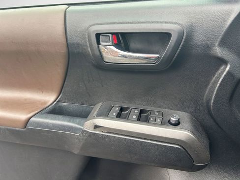 Used 2017 Toyota Tacoma Limited w/ Tow Package image 16