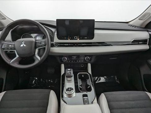 Used 2025 Mitsubishi Outlander SE image 23