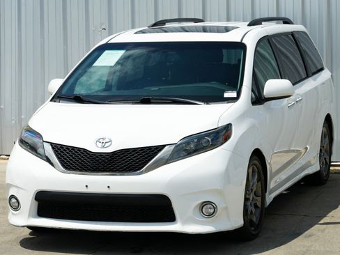 Used 2015 Toyota Sienna SE Premium image 44