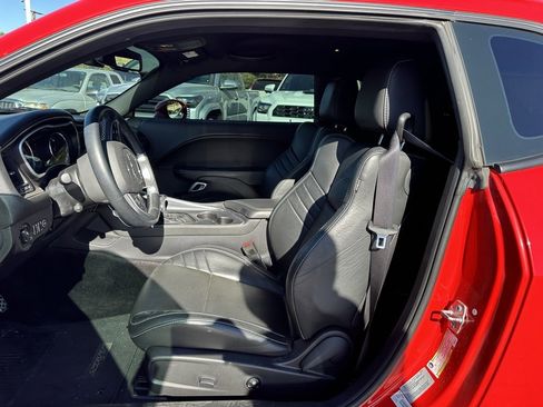 Used 2016 Dodge Challenger SRT image 8