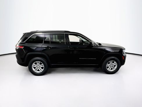 Used 2023 Jeep Grand Cherokee Laredo AWD/4WD image 4