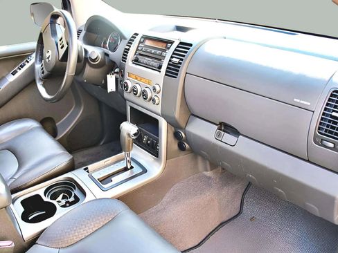 Used 2006 Nissan Pathfinder SE w/ (P01) Se Premium Pkg image 32