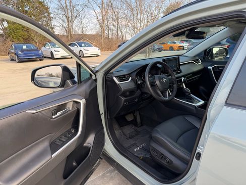 Used 2022 Toyota RAV4 XLE Premium image 9