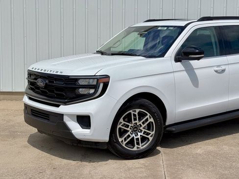 Certified 2025 Ford Expedition Active AWD/4WD image 2
