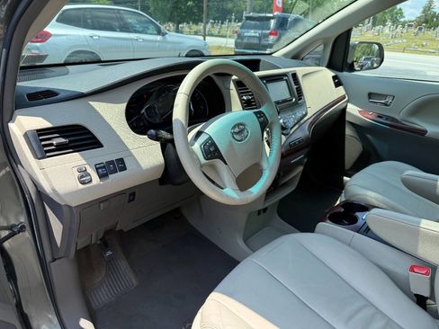 Used 2012 Toyota Sienna XLE FWD image 12
