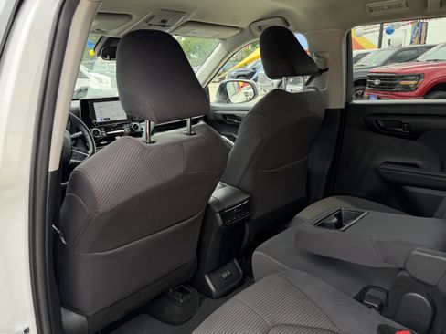 Used 2025 Toyota Highlander LE FWD image 15