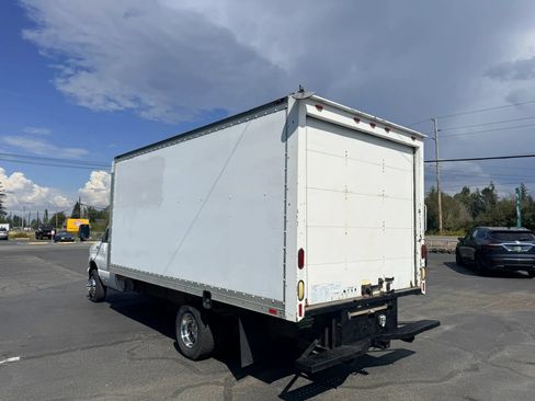 Used 2002 Ford E-350 and Econoline 350 Super Duty RWD image 6
