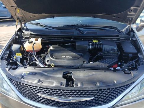 Used 2018 Chrysler Pacifica Limited FWD image 26