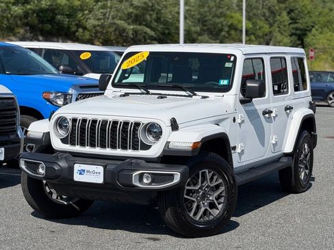 Used 2025 Jeep Wrangler Unlimited Sahara w/ Technology Group AWD/4WD image 1