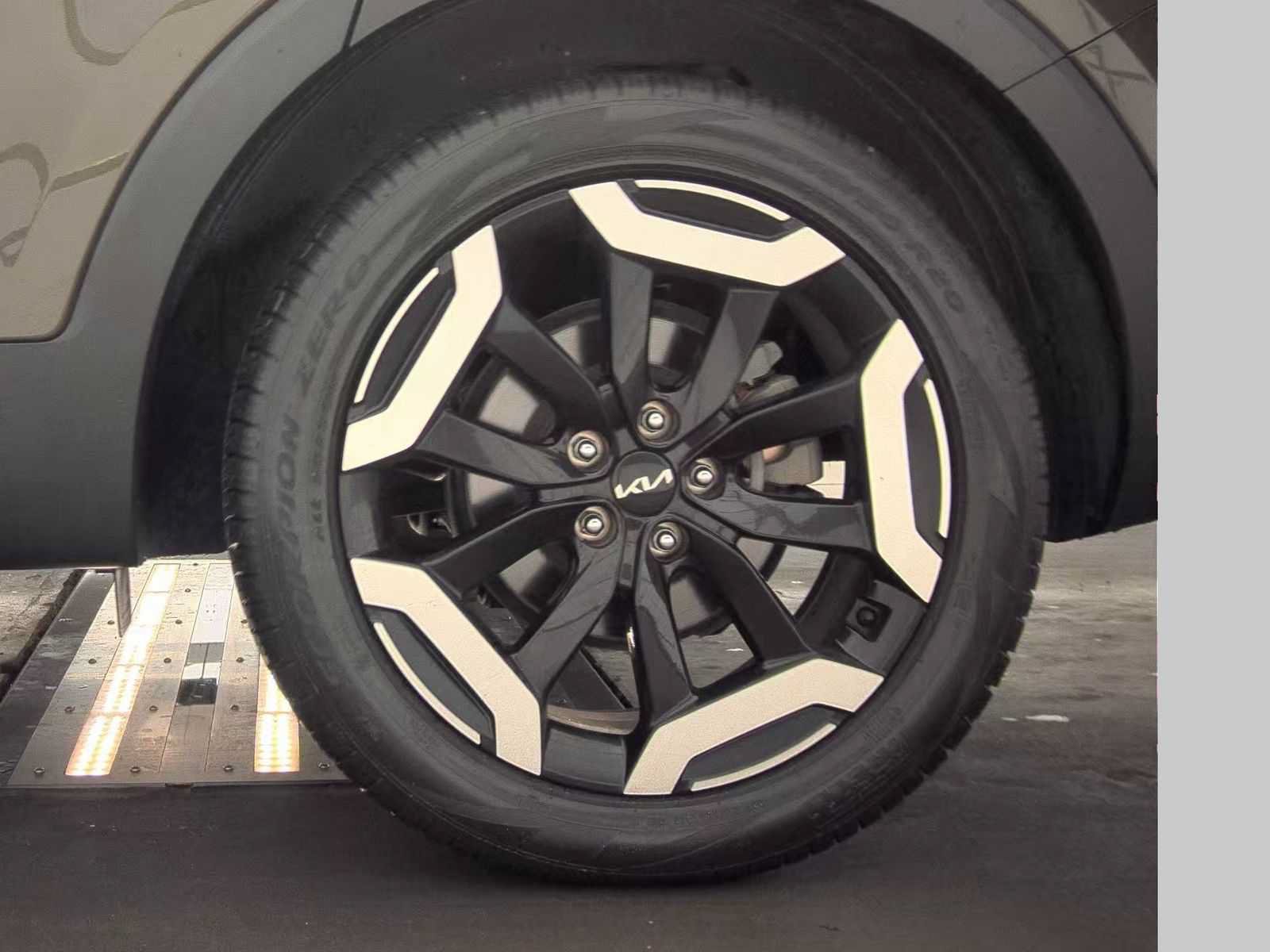 Used 2024 Kia Telluride EX w/ EX Captain's Chair Package AWD/4WD image 11