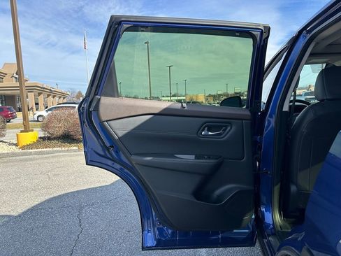 Used 2023 Nissan Rogue SL w/ SL Premium Package image 10