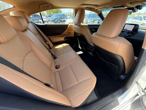 Used 2025 Lexus ES 350 w/ Premium Package FWD image 17