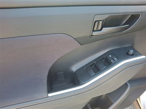 Used 2023 Toyota Highlander L image 12