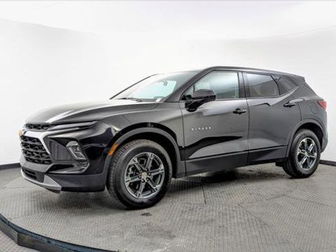 Used 2023 Chevrolet Blazer LT image 2