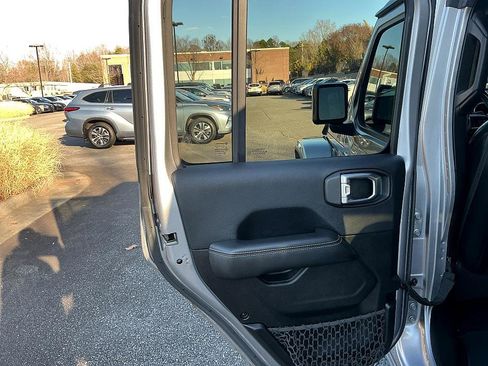 Used 2018 Jeep Wrangler Unlimited Sahara image 22