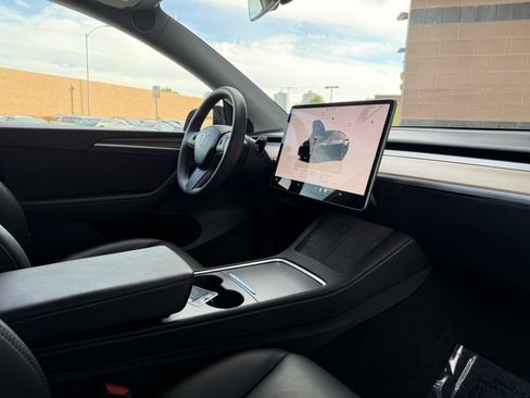 Used 2024 Tesla Model Y 2WD image 39