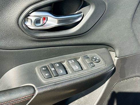 Used 2019 Jeep Cherokee Trailhawk w/ Cold Weather Group image 17