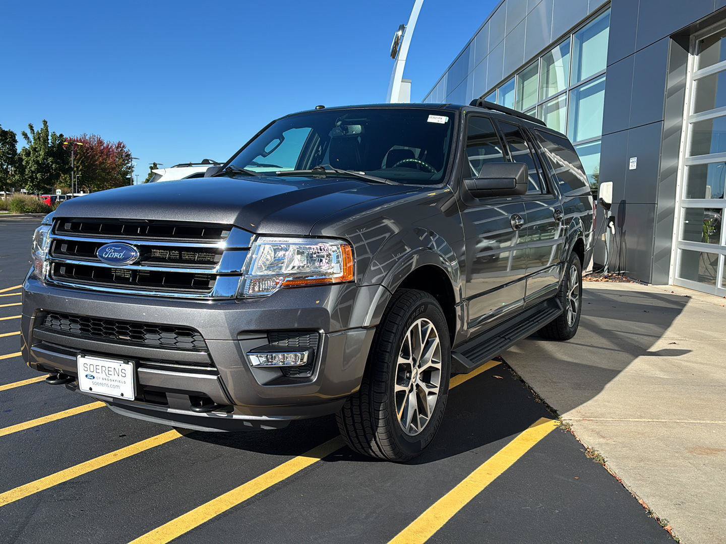 Used 2017 Ford Expedition EL XLT w/ Equipment Group 202A AWD/4WD image 3