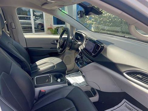 Used 2024 Chrysler Pacifica Touring-L FWD image 13