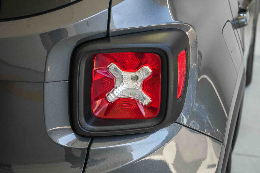 Used 2023 Jeep Renegade Altitude AWD/4WD image 7
