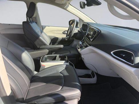 Used 2024 Chrysler Pacifica Touring-L FWD image 18