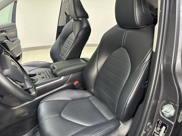 Used 2022 Toyota Highlander XLE AWD/4WD image 14