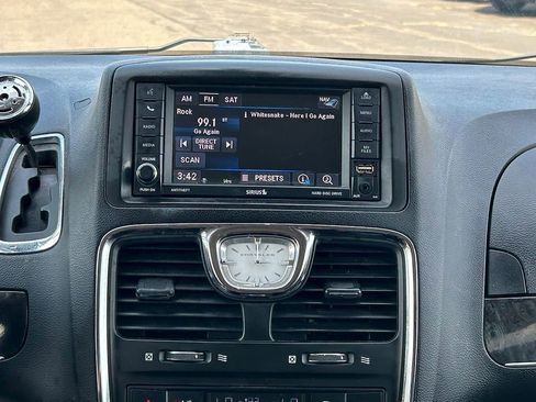 Used 2015 Chrysler Town & Country Touring w/ Driver Convenience Group FWD image 28