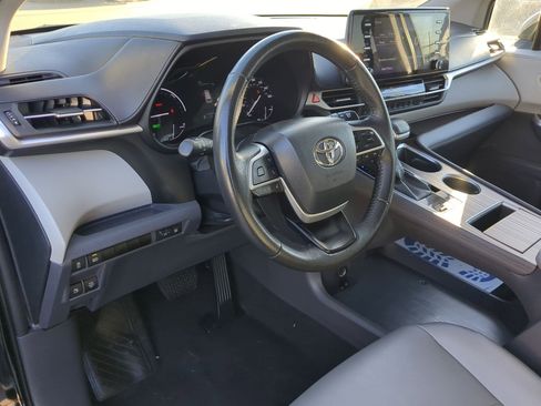 Used 2023 Toyota Sienna XLE image 12