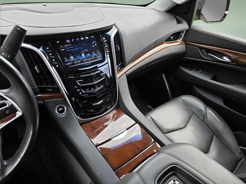 Used 2019 Cadillac Escalade Luxury AWD/4WD image 31