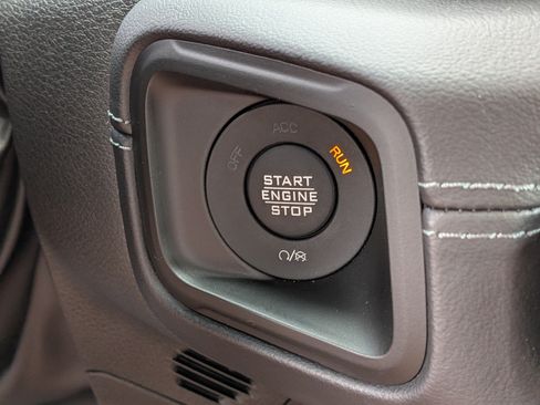 Used 2025 Jeep Gladiator Mojave w/ Technology Group AWD/4WD image 28