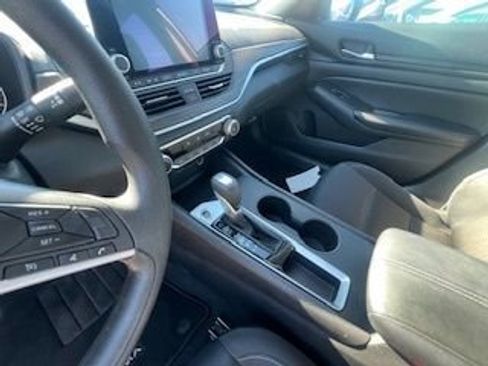 Used 2025 Nissan Altima 2.5 SV image 14