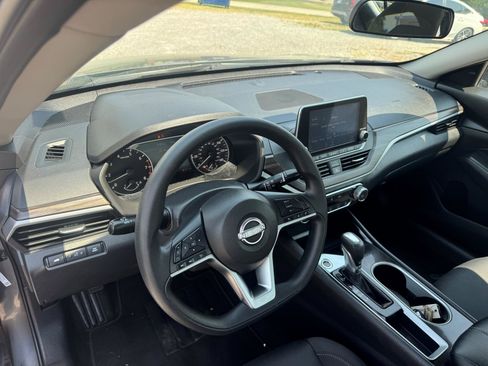 Used 2024 Nissan Altima 2.5 SV FWD image 12