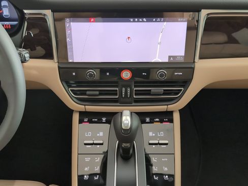 Certified 2025 Porsche Macan AWD/4WD image 25