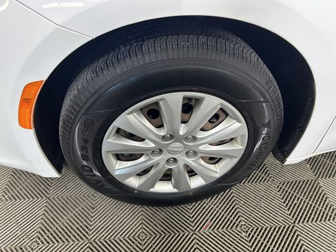 Used 2021 Chrysler Voyager L FWD image 7