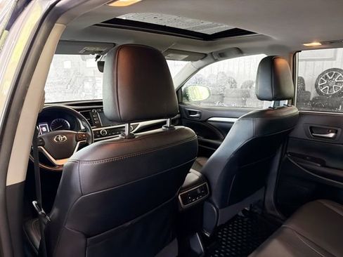 Used 2019 Toyota Highlander AWD V6 image 9