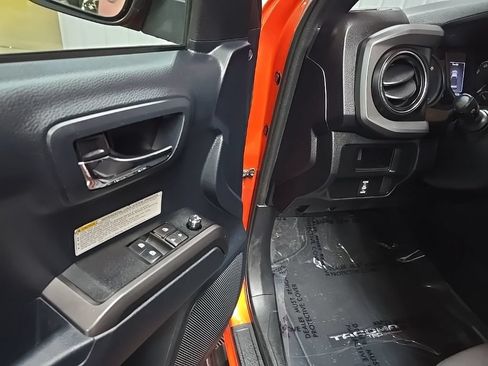Used 2017 Toyota Tacoma TRD Off-Road w/ Tow Package AWD/4WD image 27