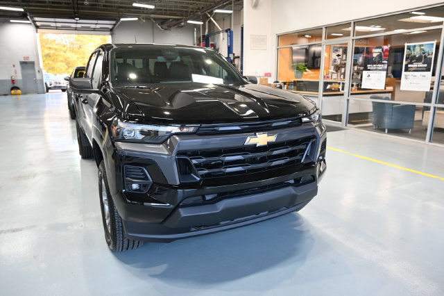 Used 2026 Chevrolet Colorado LT w/ LT Convenience Package AWD/4WD image 3