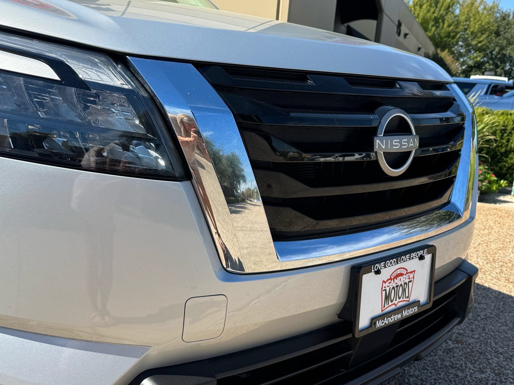 Used 2025 Nissan Pathfinder SV FWD image 2