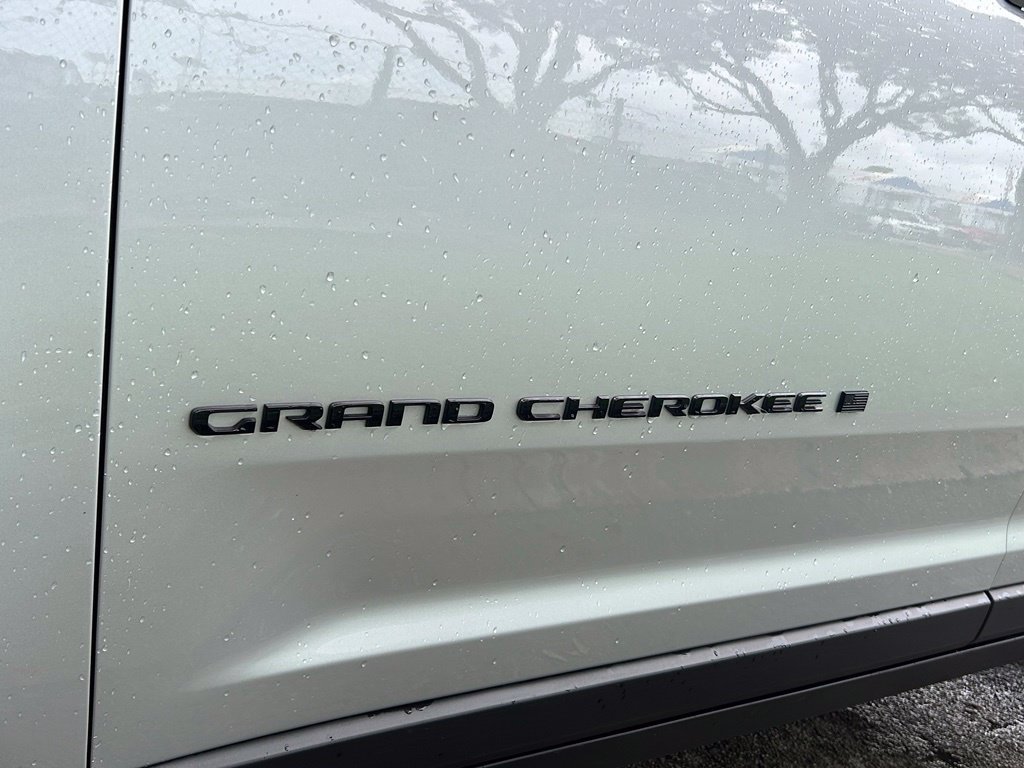 Certified 2025 Jeep Grand Cherokee Limited w/ Black Appearance Package RWD image 29