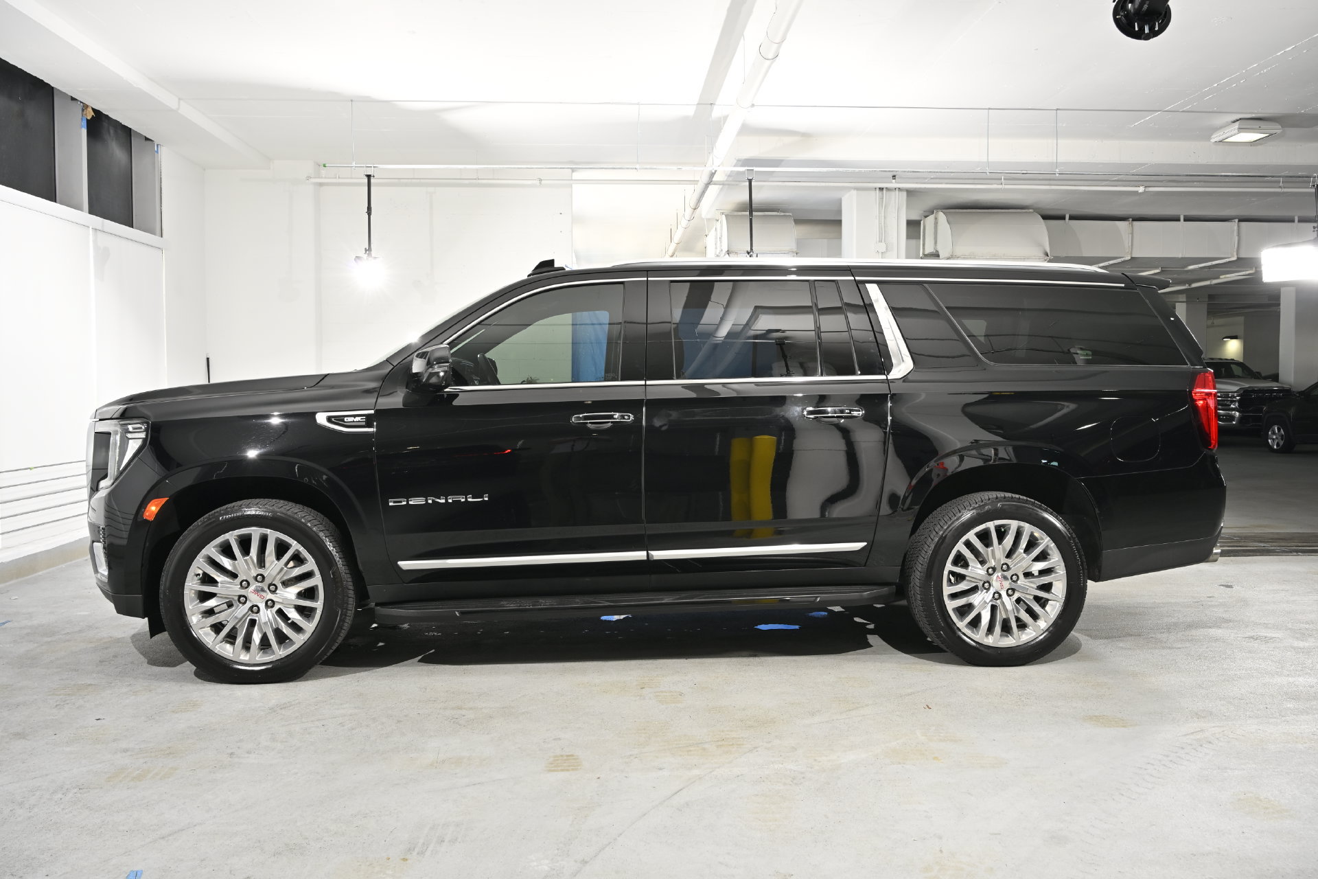 Used 2023 GMC Yukon XL Denali RWD image 2
