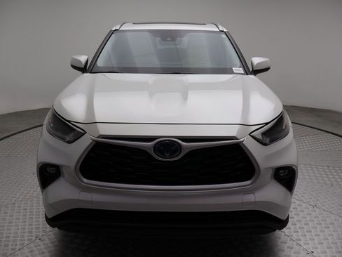 Used 2024 Toyota Highlander XLE FWD image 5