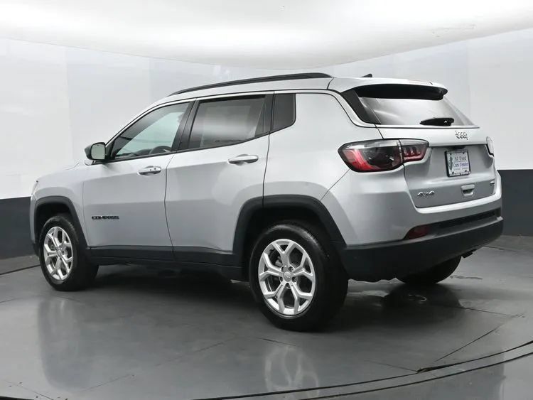 Used 2024 Jeep Compass Latitude AWD/4WD image 7