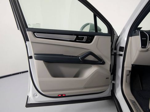 Certified 2023 Porsche Cayenne S Platinum AWD/4WD image 16