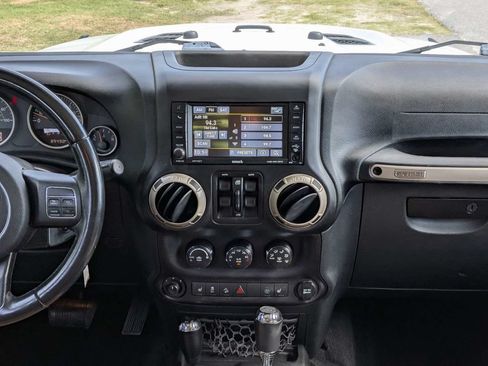 Used 2017 Jeep Wrangler Unlimited Sahara AWD/4WD image 18