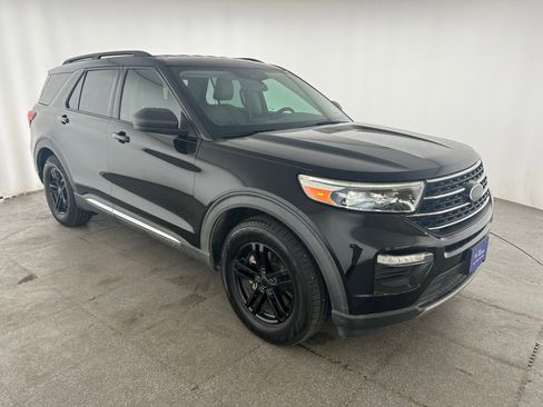 Certified 2021 Ford Explorer XLT w/ Equipment Group 202A RWD image 2
