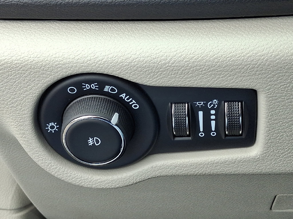 Used 2024 Chrysler Pacifica Touring-L FWD image 27