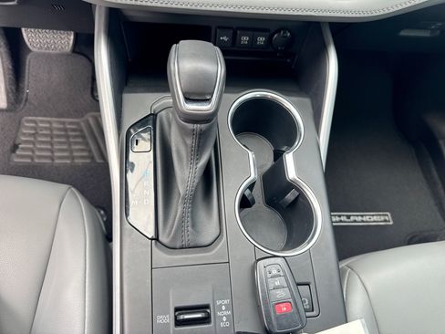 Used 2020 Toyota Highlander XLE FWD image 19