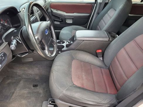 Used 2005 Ford Explorer XLT image 11