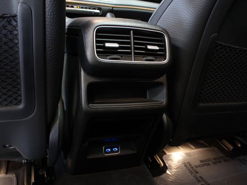 Used 2025 Mercedes-Benz GLE 580 4MATIC w/ Driver Assistance Package image 40